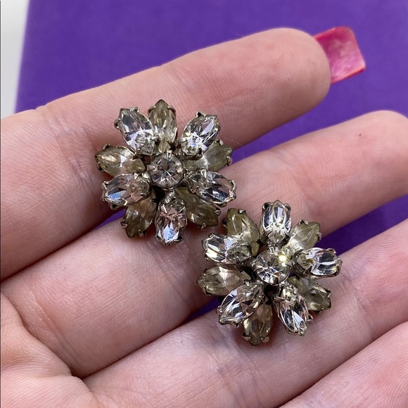 💛 Vintage Sherman White Crystal Floral Screw Back Earrings - Picture 4 of 5